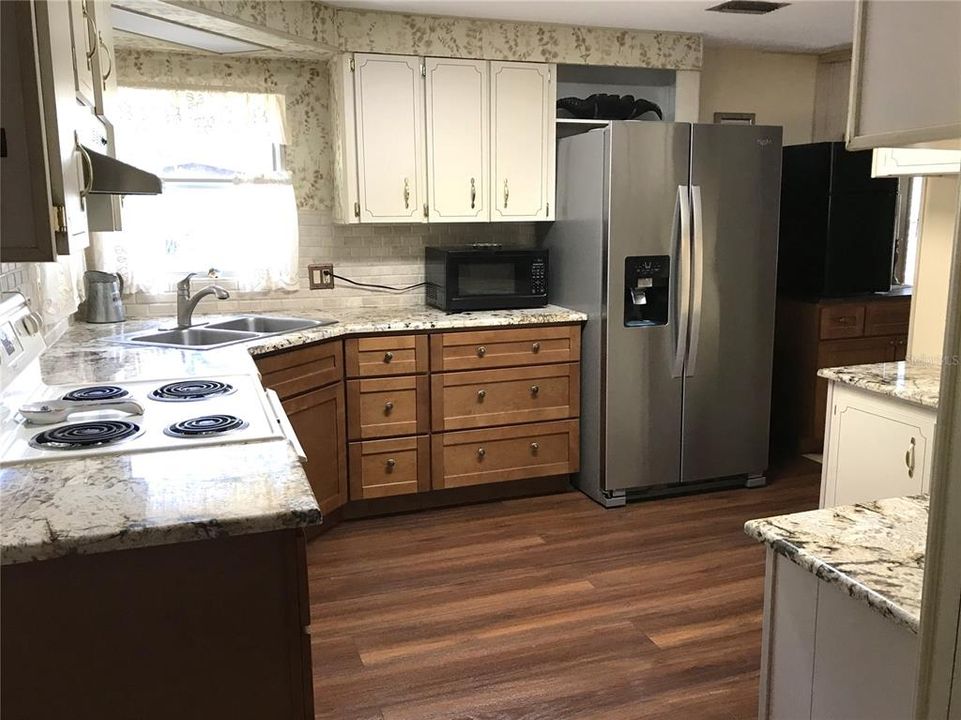 合同活跃: $239,900 (2 贝兹, 2 浴室, 1470 平方英尺)