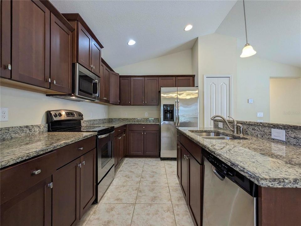 Active With Contract: $2,095 (2 beds, 2 baths, 1256 Square Feet)