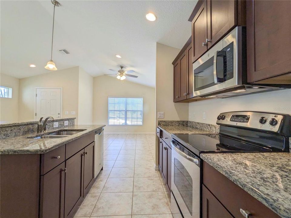 Active With Contract: $2,095 (2 beds, 2 baths, 1256 Square Feet)