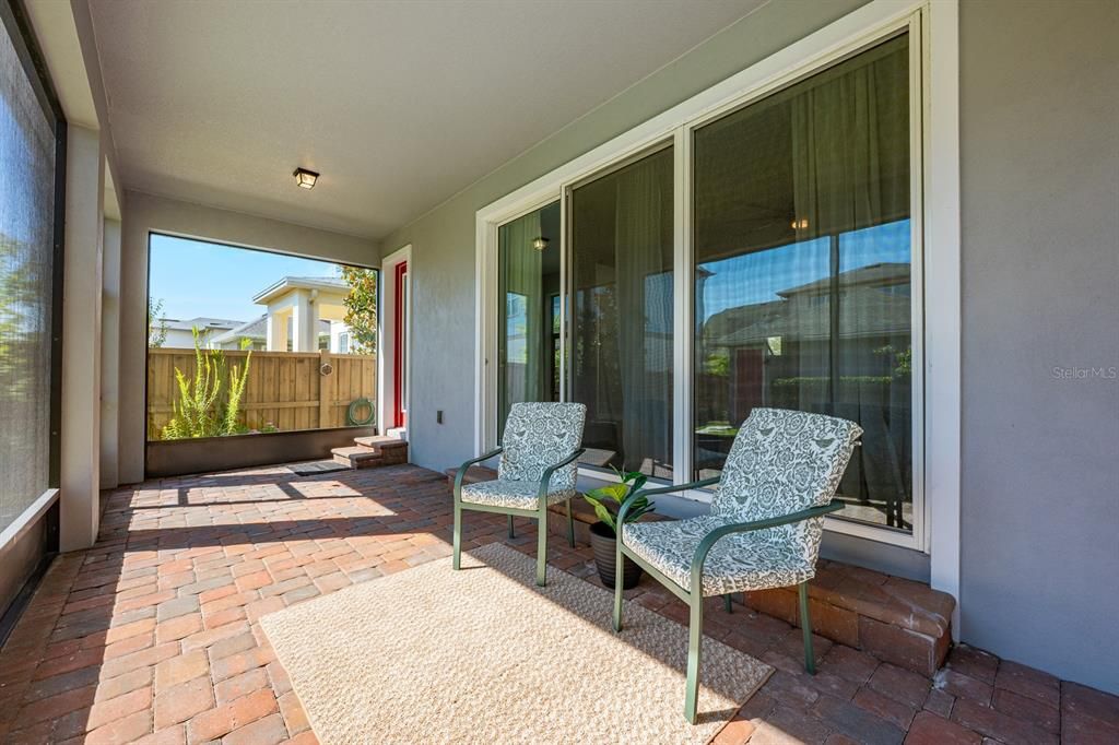 Под контрактом: $695,000 (4 спален, 3 ванн, 2318 Квадратных фут)