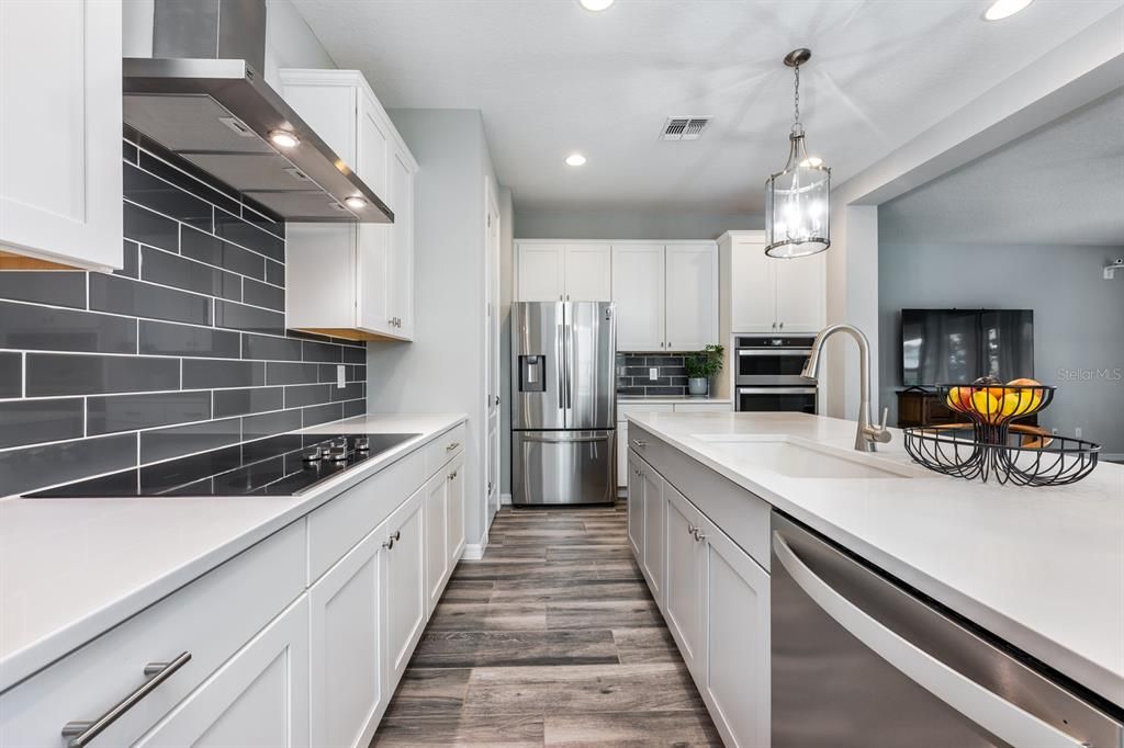 Под контрактом: $695,000 (4 спален, 3 ванн, 2318 Квадратных фут)