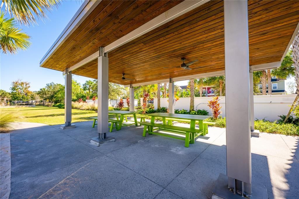 Под контрактом: $695,000 (4 спален, 3 ванн, 2318 Квадратных фут)