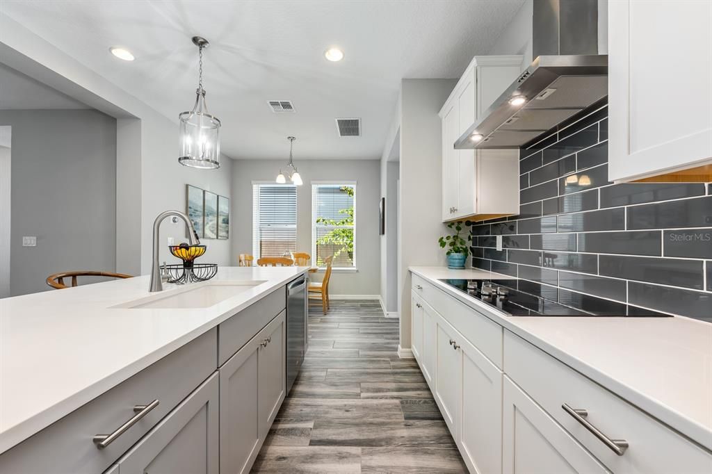 Под контрактом: $695,000 (4 спален, 3 ванн, 2318 Квадратных фут)