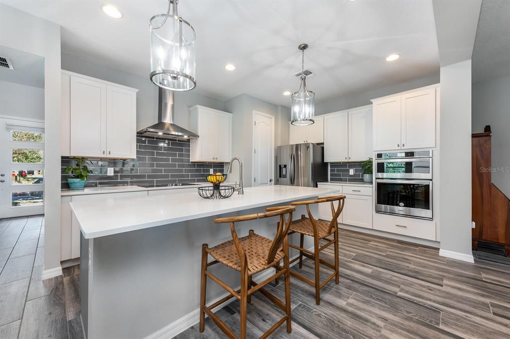 Под контрактом: $695,000 (4 спален, 3 ванн, 2318 Квадратных фут)