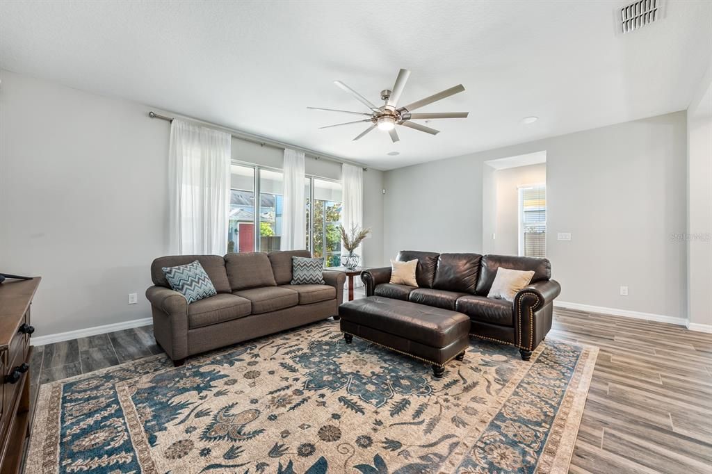 Под контрактом: $695,000 (4 спален, 3 ванн, 2318 Квадратных фут)