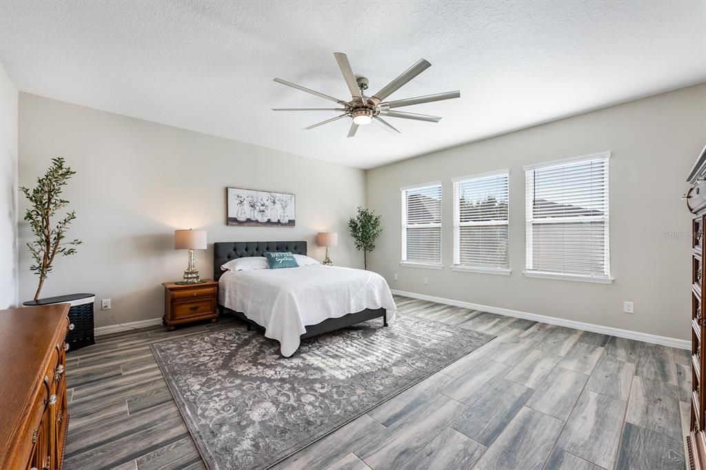 Под контрактом: $695,000 (4 спален, 3 ванн, 2318 Квадратных фут)