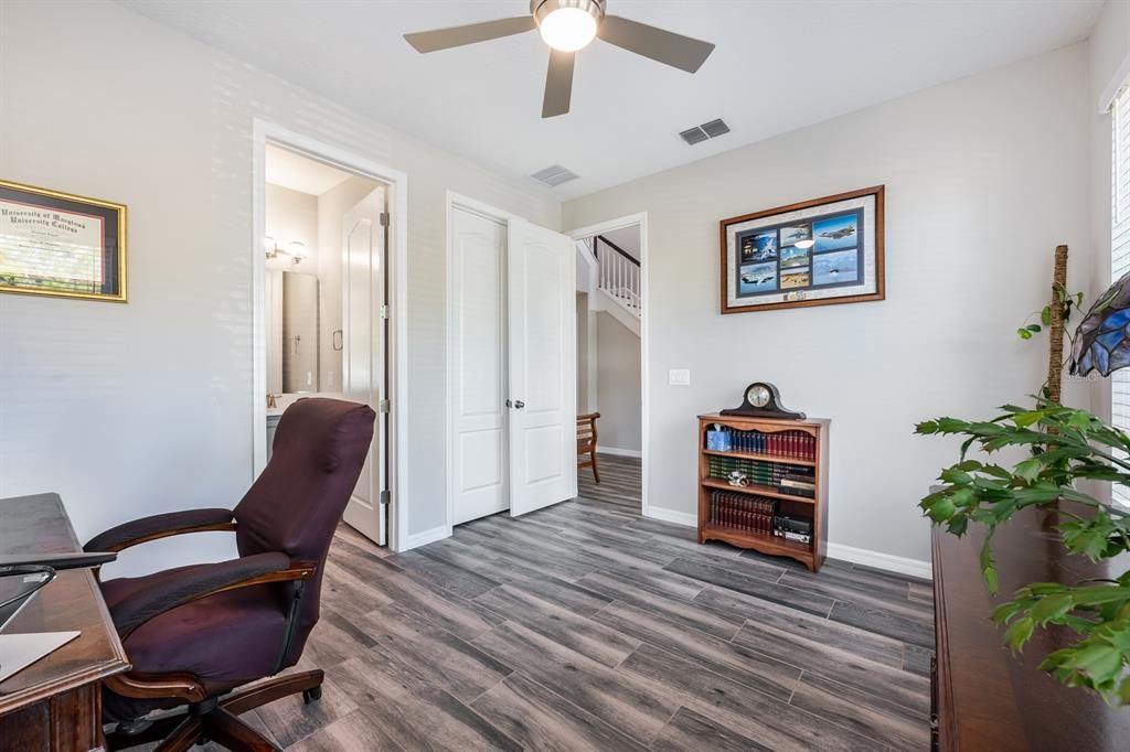 Под контрактом: $695,000 (4 спален, 3 ванн, 2318 Квадратных фут)