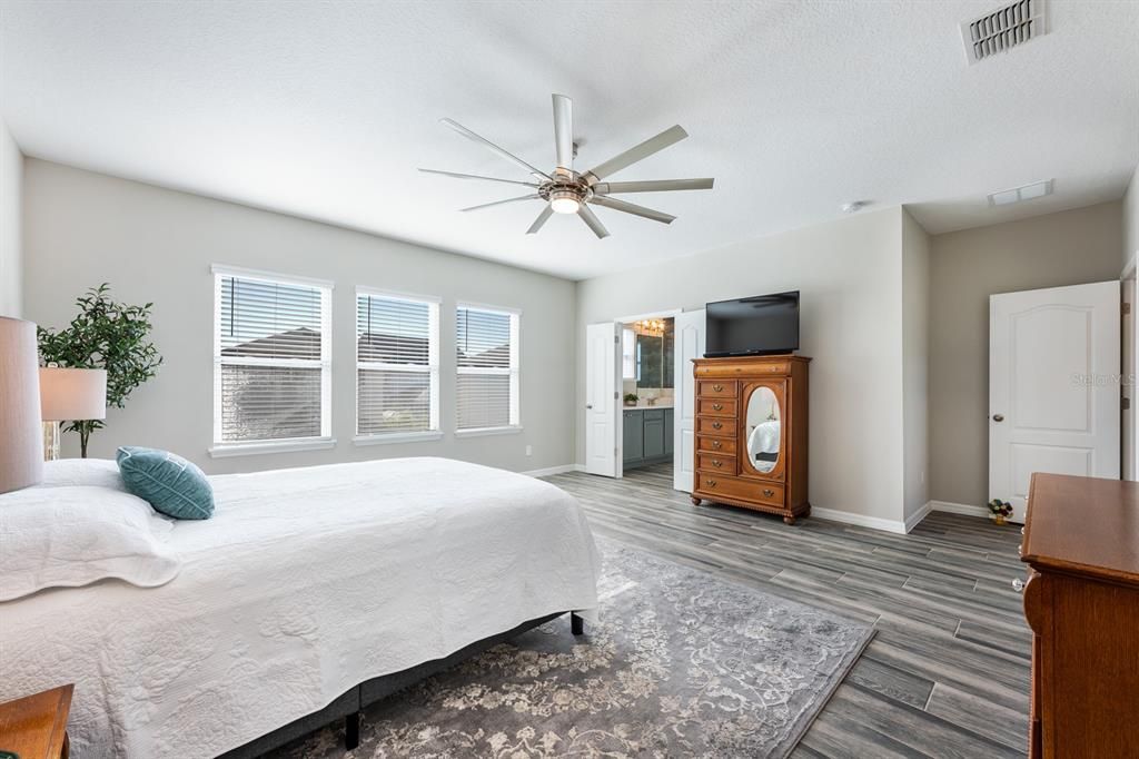 Под контрактом: $695,000 (4 спален, 3 ванн, 2318 Квадратных фут)