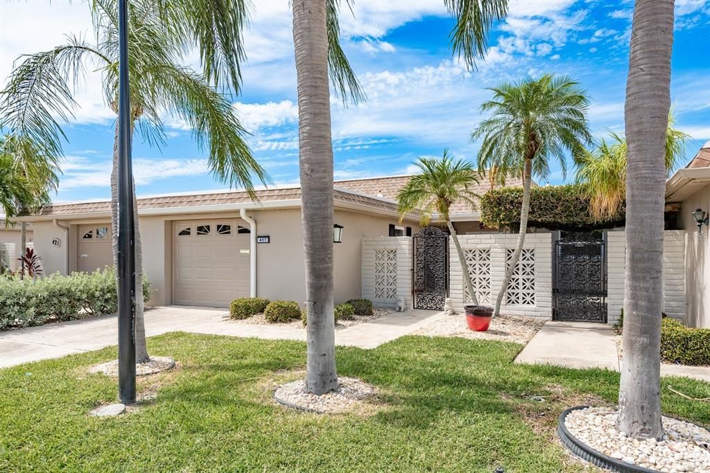 For Sale: $550,000 (2 beds, 2 baths, 1400 Square Feet)