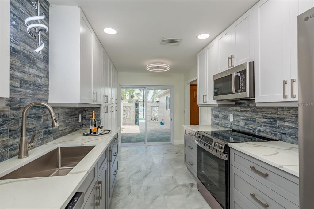 For Sale: $550,000 (2 beds, 2 baths, 1400 Square Feet)