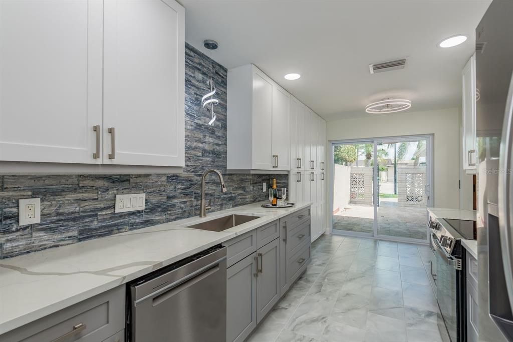 For Sale: $550,000 (2 beds, 2 baths, 1400 Square Feet)