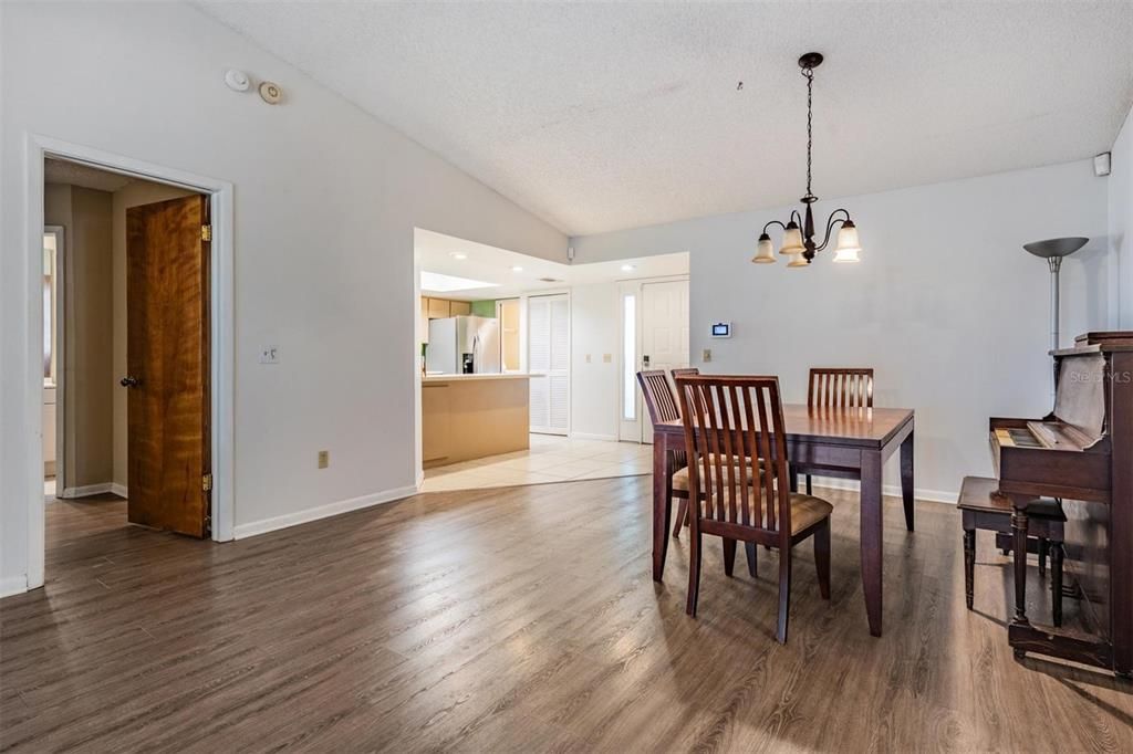 For Sale: $400,000 (3 beds, 2 baths, 1809 Square Feet)