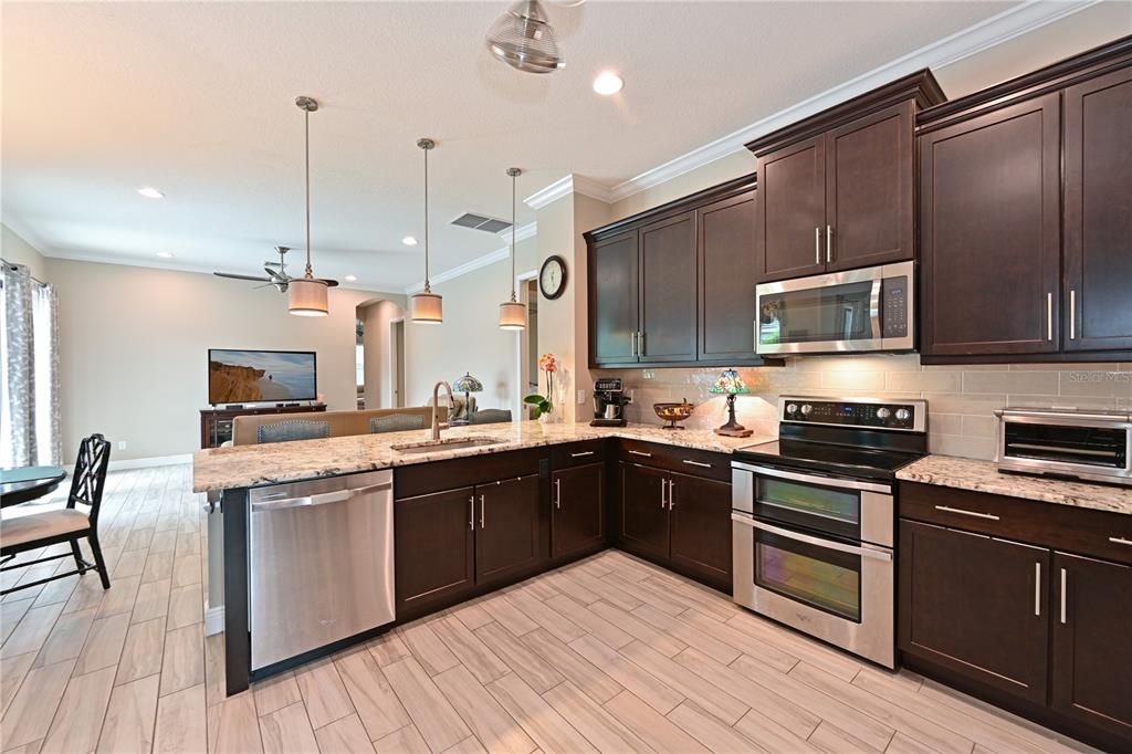 合同活跃: $759,900 (4 贝兹, 3 浴室, 3080 平方英尺)