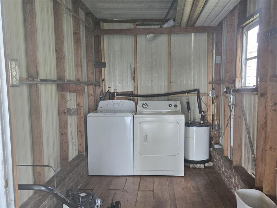 For Sale: $125,000 (2 beds, 1 baths, 784 Square Feet)