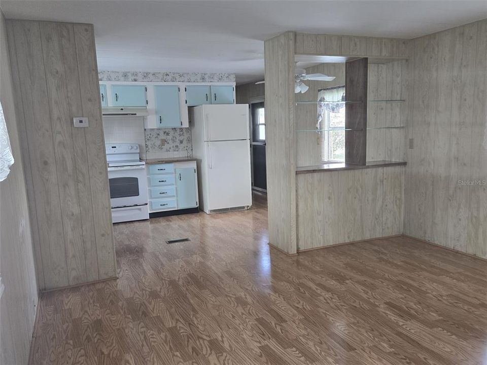For Sale: $125,000 (2 beds, 1 baths, 784 Square Feet)