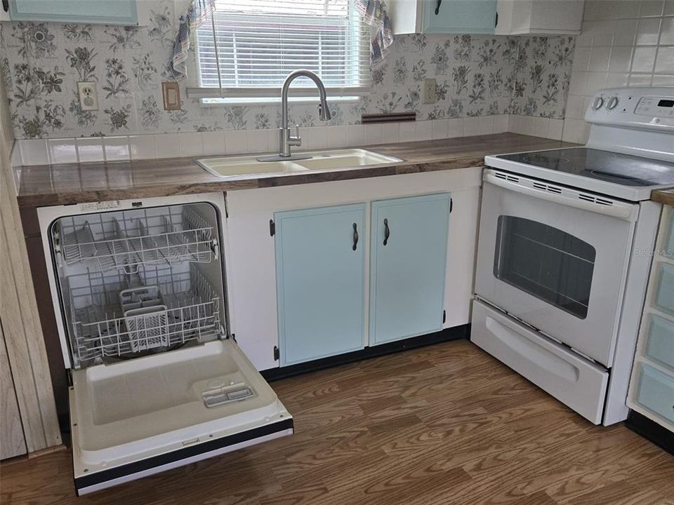 For Sale: $125,000 (2 beds, 1 baths, 784 Square Feet)