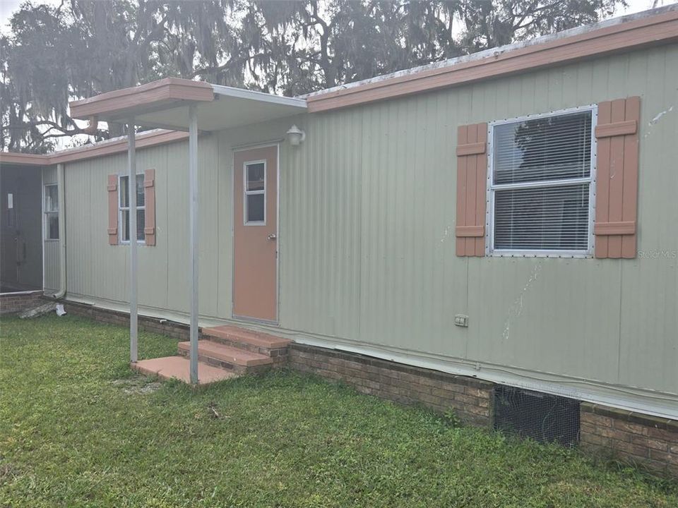 For Sale: $125,000 (2 beds, 1 baths, 784 Square Feet)