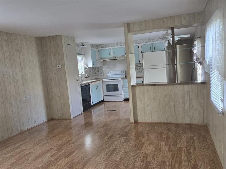 For Sale: $125,000 (2 beds, 1 baths, 784 Square Feet)