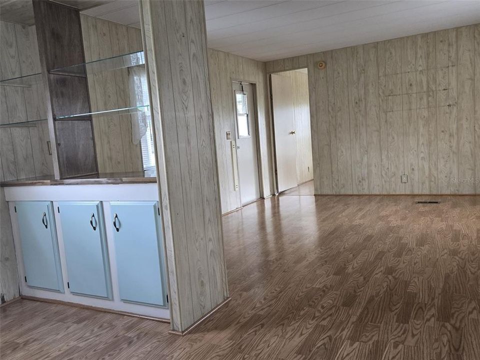 For Sale: $125,000 (2 beds, 1 baths, 784 Square Feet)