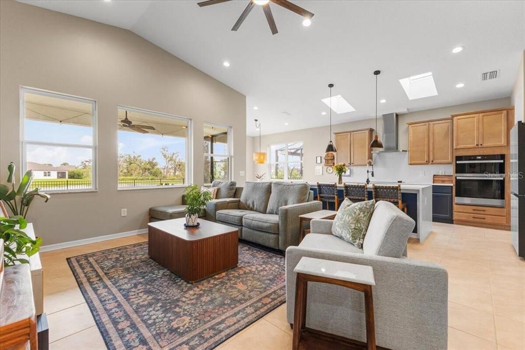 Под контрактом: $524,999 (4 спален, 3 ванн, 2207 Квадратных фут)