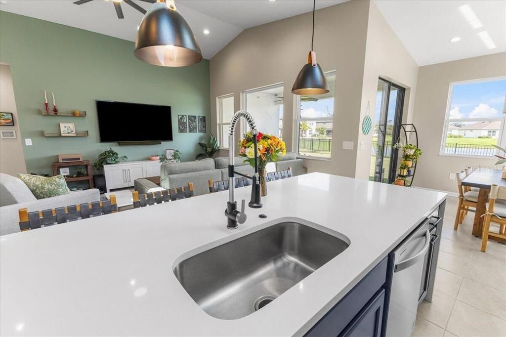 Под контрактом: $524,999 (4 спален, 3 ванн, 2207 Квадратных фут)