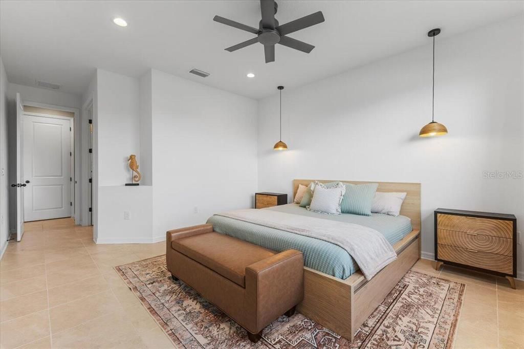 Под контрактом: $524,999 (4 спален, 3 ванн, 2207 Квадратных фут)