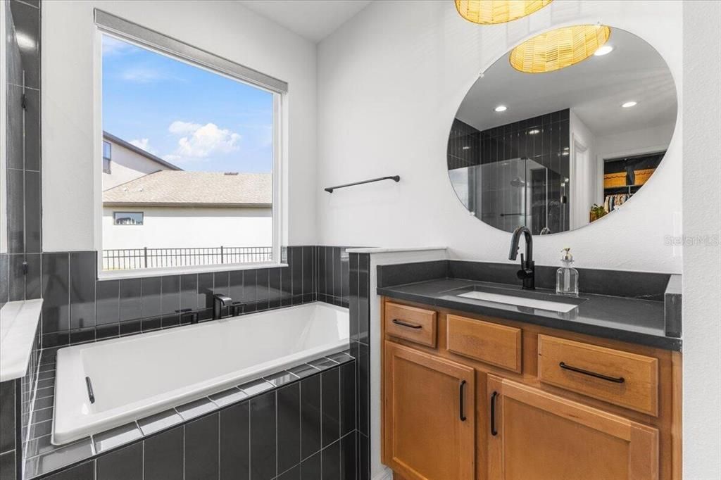 Под контрактом: $524,999 (4 спален, 3 ванн, 2207 Квадратных фут)