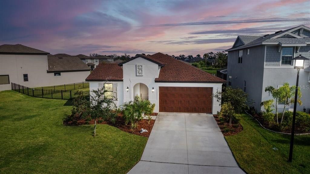 Под контрактом: $524,999 (4 спален, 3 ванн, 2207 Квадратных фут)