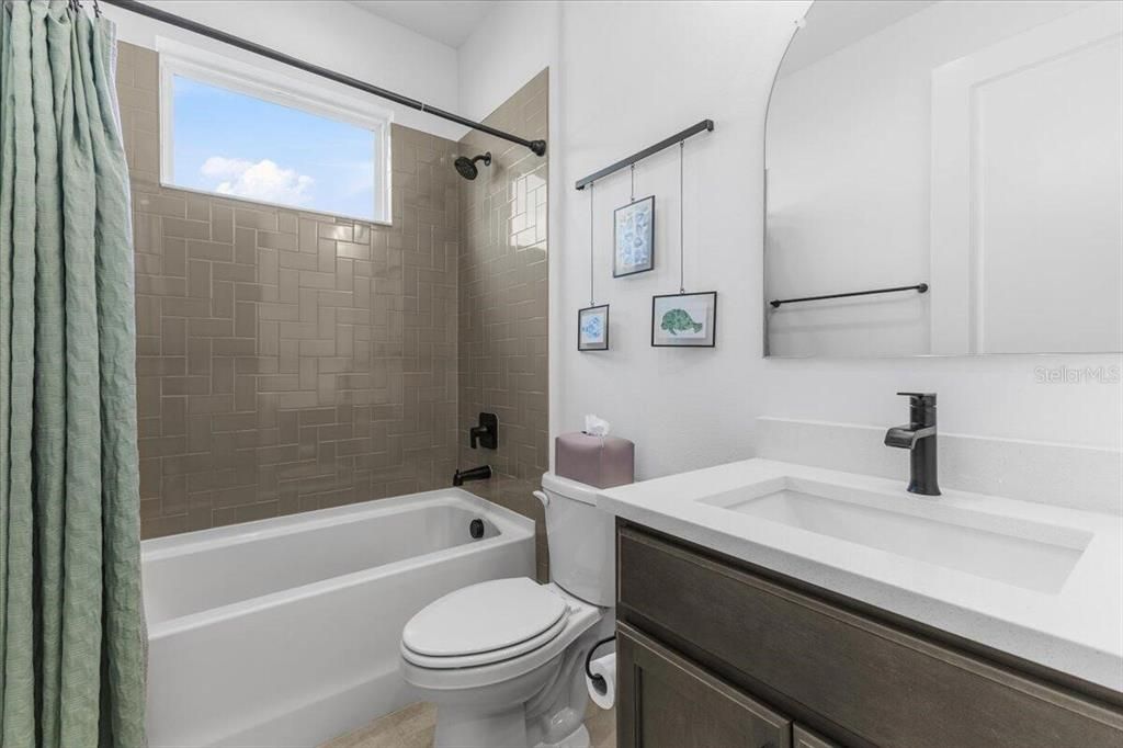 Под контрактом: $524,999 (4 спален, 3 ванн, 2207 Квадратных фут)