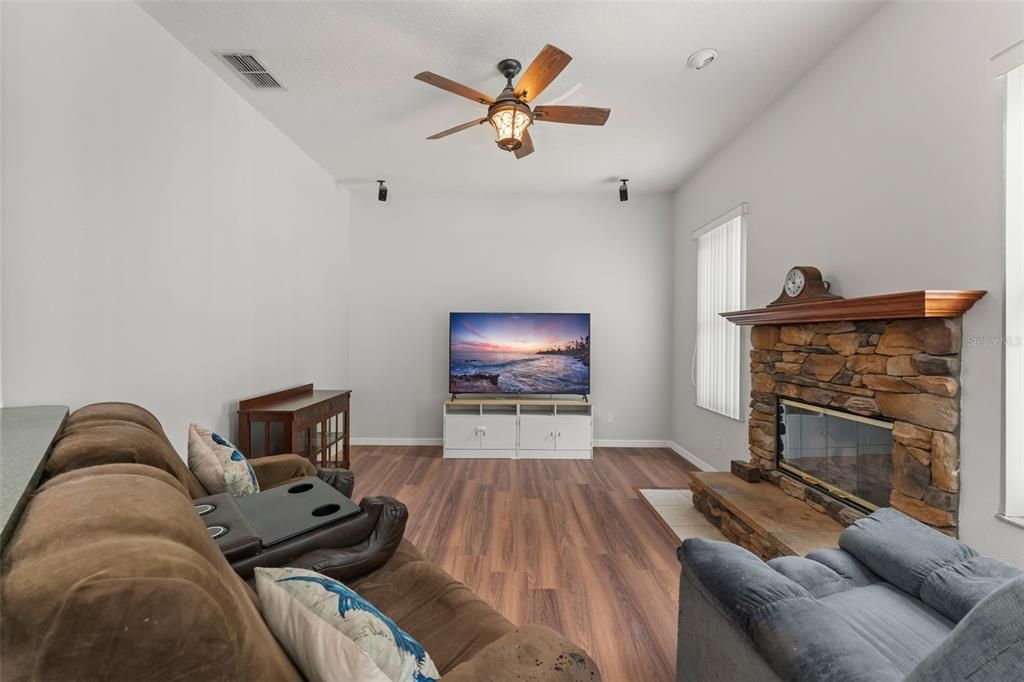 En Venta: $415,000 (4 camas, 2 baños, 2017 Pies cuadrados)