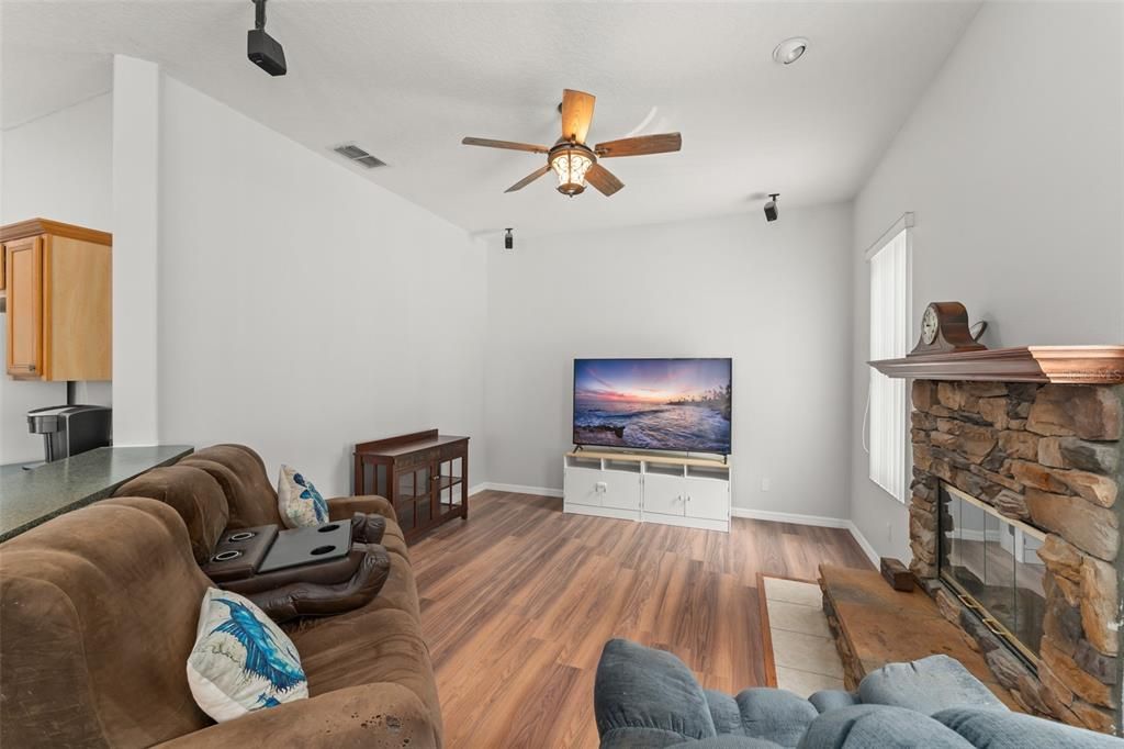 En Venta: $415,000 (4 camas, 2 baños, 2017 Pies cuadrados)