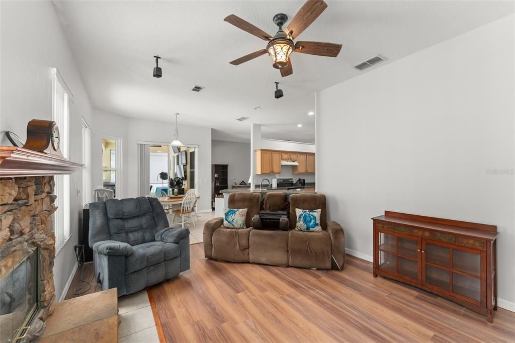 En Venta: $415,000 (4 camas, 2 baños, 2017 Pies cuadrados)