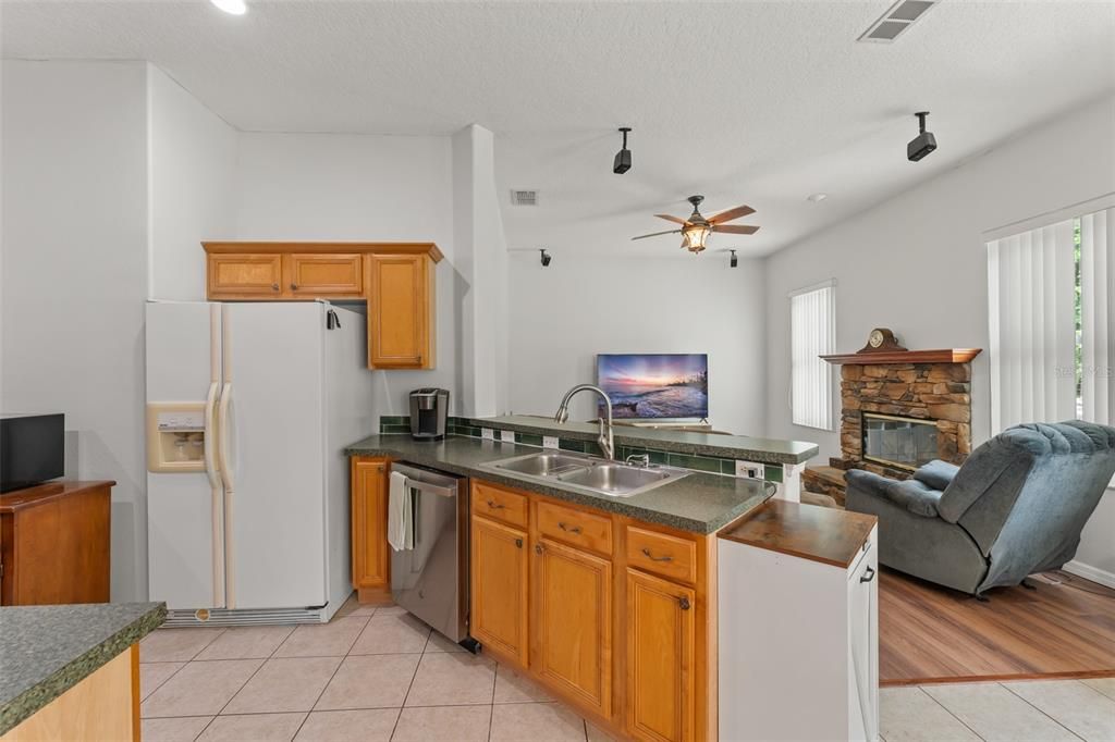 En Venta: $415,000 (4 camas, 2 baños, 2017 Pies cuadrados)