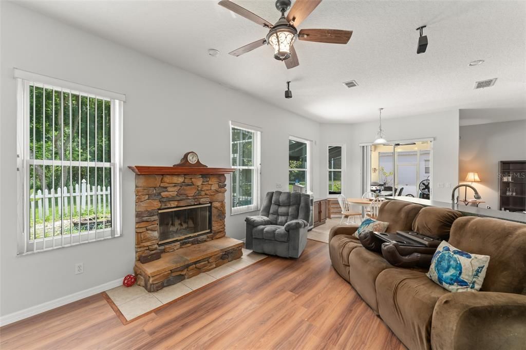 En Venta: $415,000 (4 camas, 2 baños, 2017 Pies cuadrados)