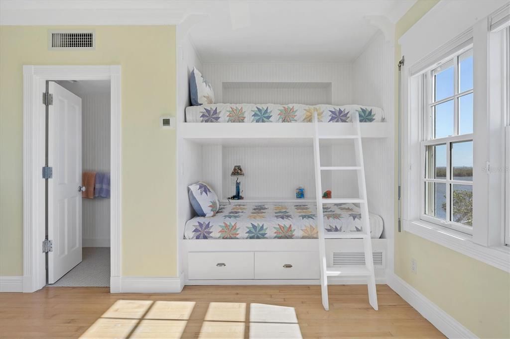 待售: $7,295,000 (4 贝兹, 4 浴室, 1718 平方英尺)