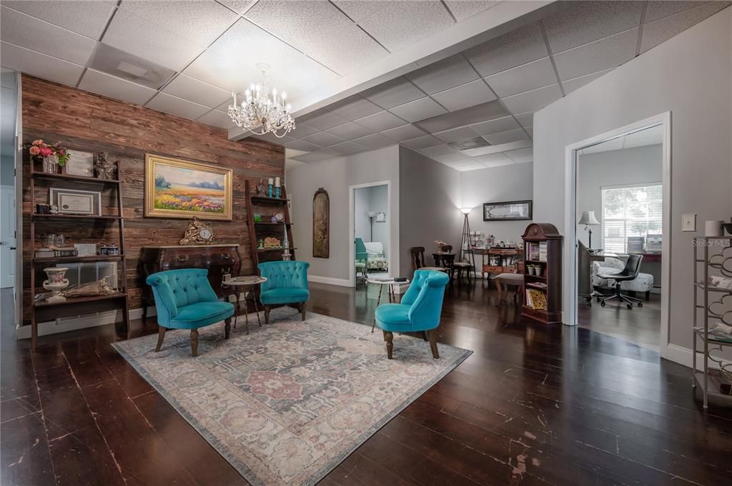 Под контрактом: $695,000 (0 спален, 0 ванн, 1980 Квадратных фут)