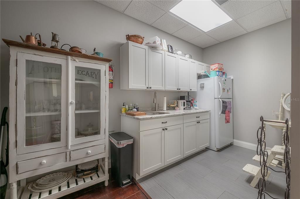 Под контрактом: $695,000 (0 спален, 0 ванн, 1980 Квадратных фут)