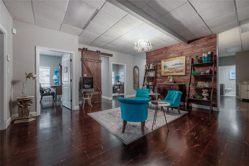 Под контрактом: $695,000 (0 спален, 0 ванн, 1980 Квадратных фут)