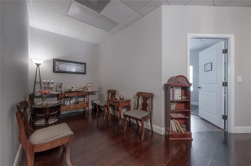 Под контрактом: $695,000 (0 спален, 0 ванн, 1980 Квадратных фут)