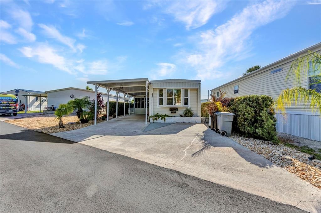 For Sale: $189,900 (1 beds, 1 baths, 576 Square Feet)