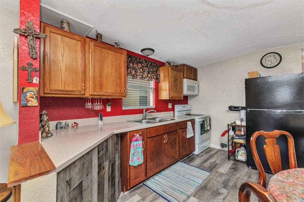 For Sale: $189,900 (1 beds, 1 baths, 576 Square Feet)