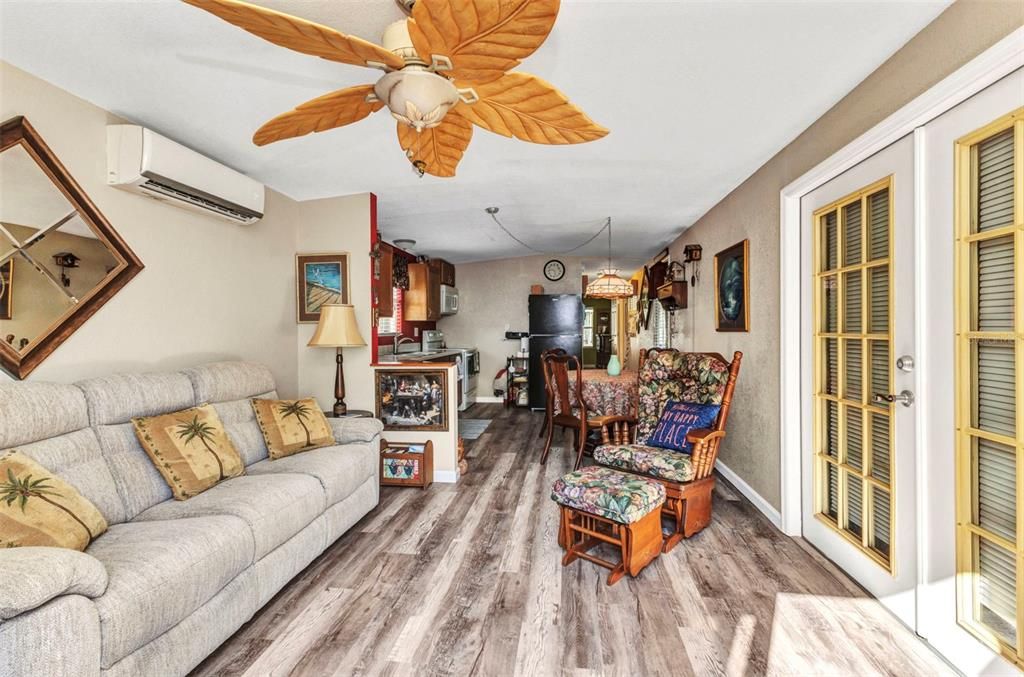 For Sale: $189,900 (1 beds, 1 baths, 576 Square Feet)