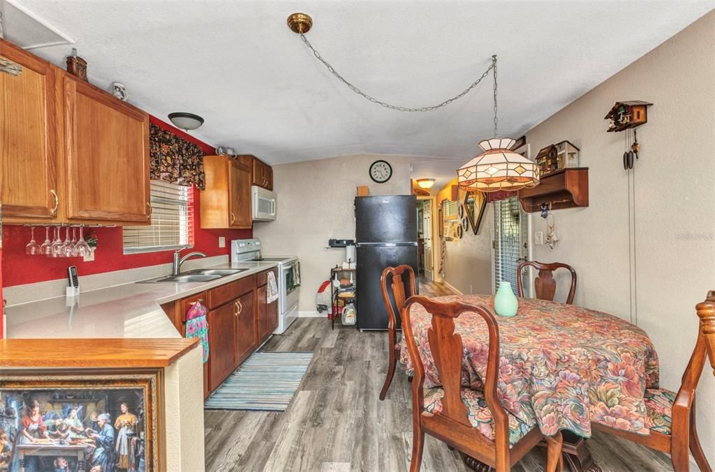 For Sale: $189,900 (1 beds, 1 baths, 576 Square Feet)