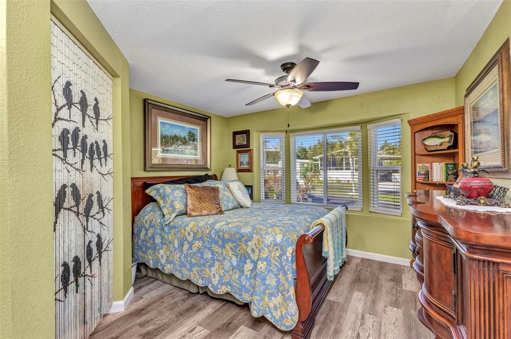 For Sale: $189,900 (1 beds, 1 baths, 576 Square Feet)