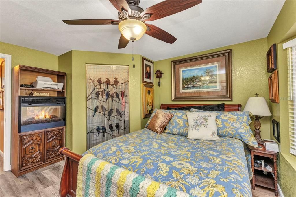 For Sale: $189,900 (1 beds, 1 baths, 576 Square Feet)