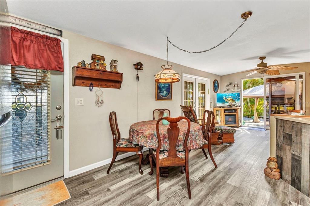 For Sale: $189,900 (1 beds, 1 baths, 576 Square Feet)