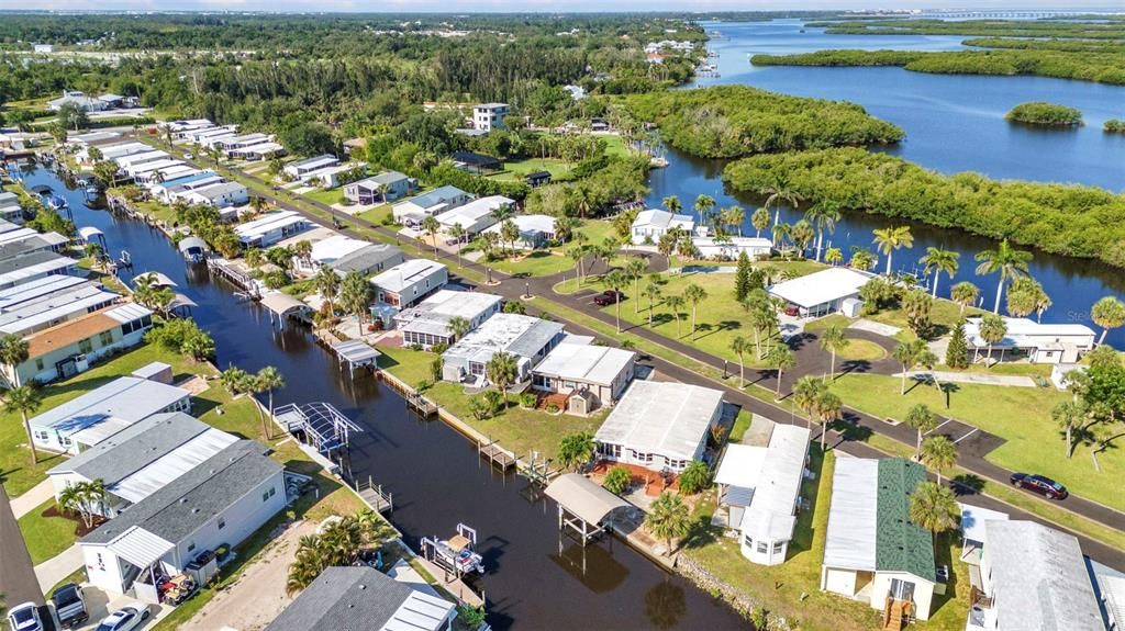 For Sale: $189,900 (1 beds, 1 baths, 576 Square Feet)