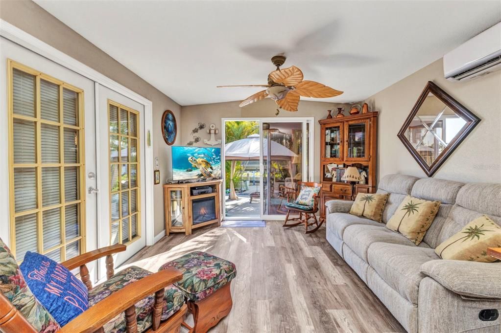 For Sale: $189,900 (1 beds, 1 baths, 576 Square Feet)