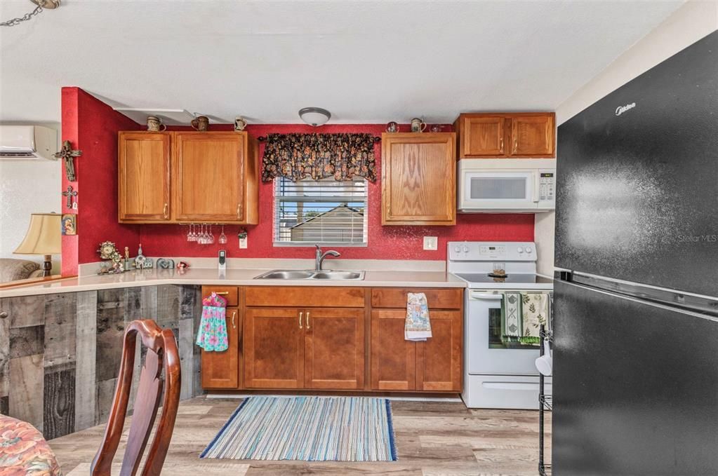 For Sale: $189,900 (1 beds, 1 baths, 576 Square Feet)