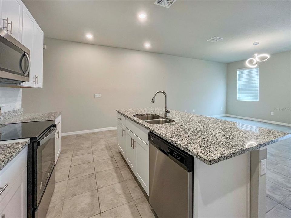 Под контрактом: $2,195 (3 спален, 2 ванн, 1591 Квадратных фут)